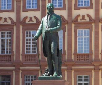 Denkmal Großherzog Karl Friedrich von Baden vor dem Schloss Mannheim