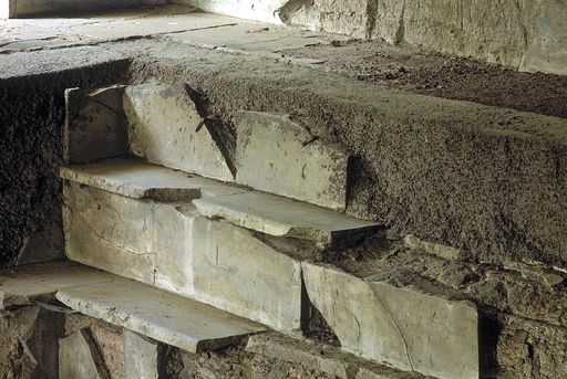 Erhaltene Kalksteinplatten im westlichen Badebecken der römischen Badruine Badenweiler
