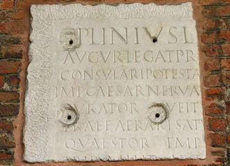 Gedenkstein für Plinius den Jüngeren in Mailand