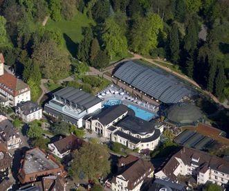 Badenweiler mit römischen und modernen Badeanlagen von oben