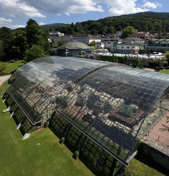 Blick auf das Glasdach der römischen Badruine Badenweiler