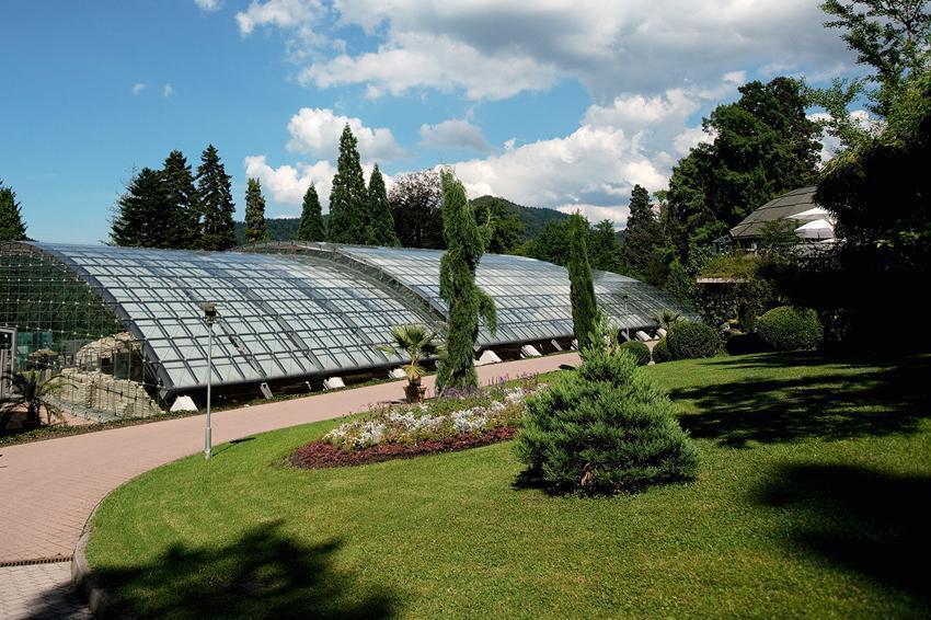 Römische Badruine Badenweiler mit Glasdach und einem Teil des Kurparks