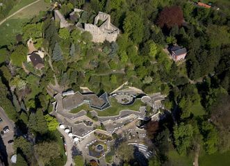 Burgberg mit Ruine, Badruine und heutiger Kurparkanlage in Badenweiler